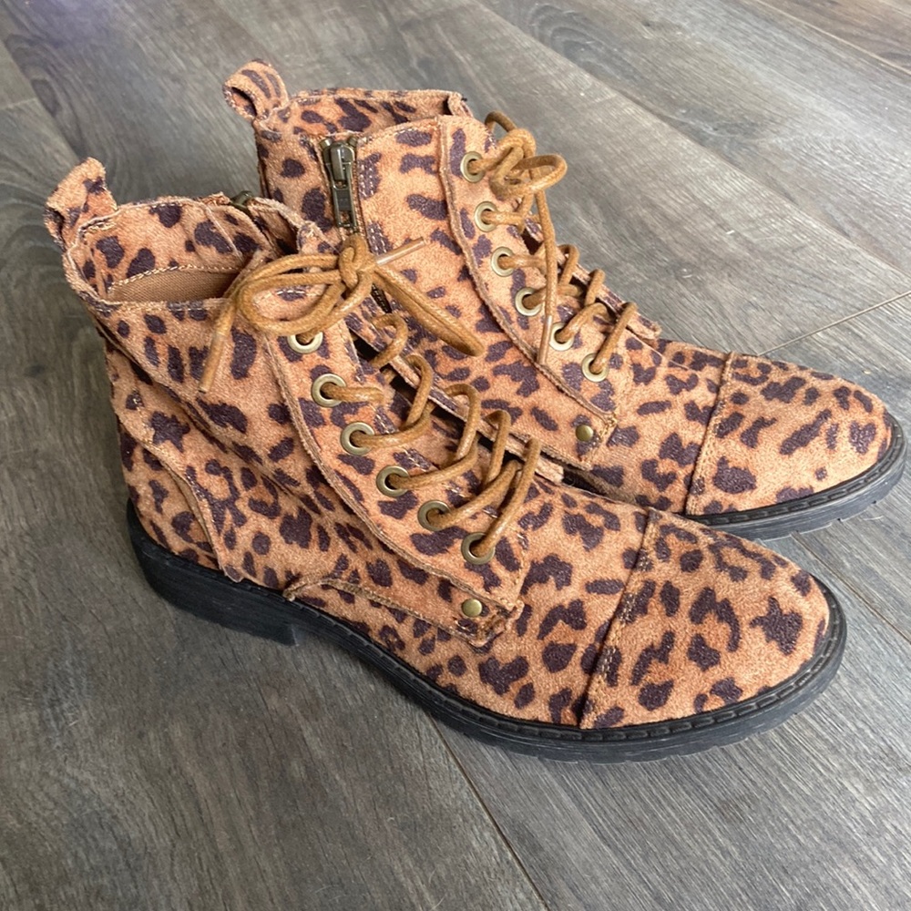 Billabong. Willow Boot. Size: 7.5 Leopard print